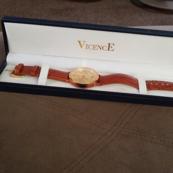 14 kt gold watch main image 4